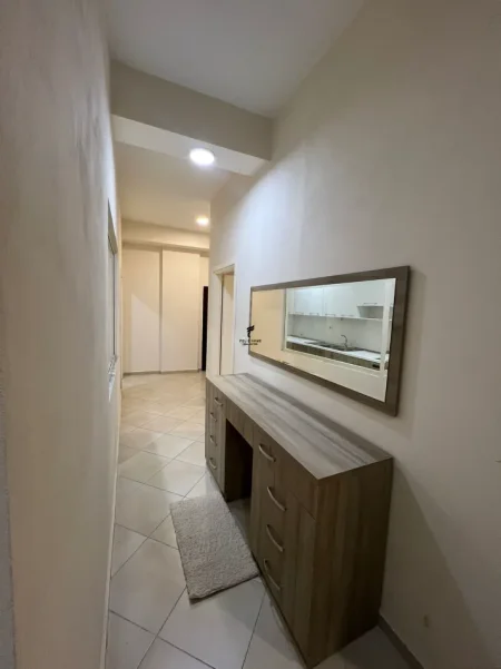 Tirane, jepet me qera apartament 1+1 Kati 1, 65 m² 400 € (FRESKU)