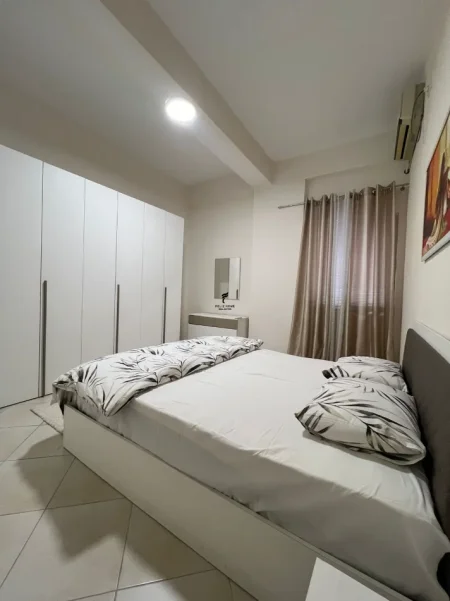 Tirane, jepet me qera apartament 1+1 Kati 1, 65 m² 400 € (FRESKU)