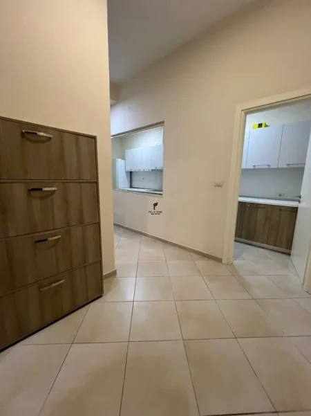 Tirane, jepet me qera apartament 1+1 Kati 1, 65 m² 400 € (FRESKU)