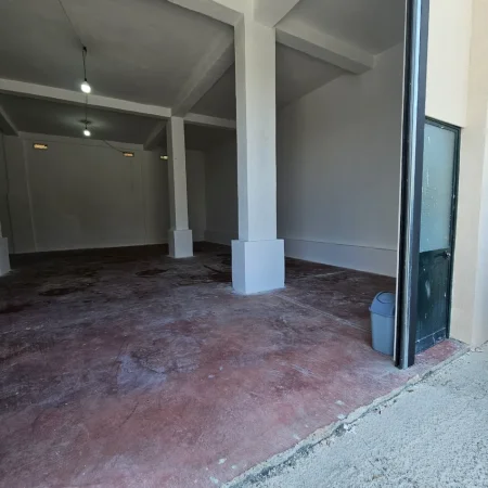 Tirane, jepet me qera magazine Kati 0, 136 m² 700 € (Yzberisht)