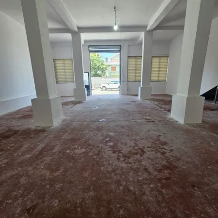 Tirane, jepet me qera magazine Kati 0, 136 m² 700 € (Yzberisht)