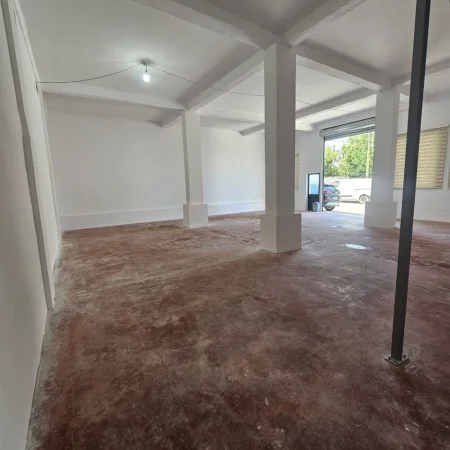 Tirane, jepet me qera magazine Kati 0, 136 m² 700 € (Yzberisht)