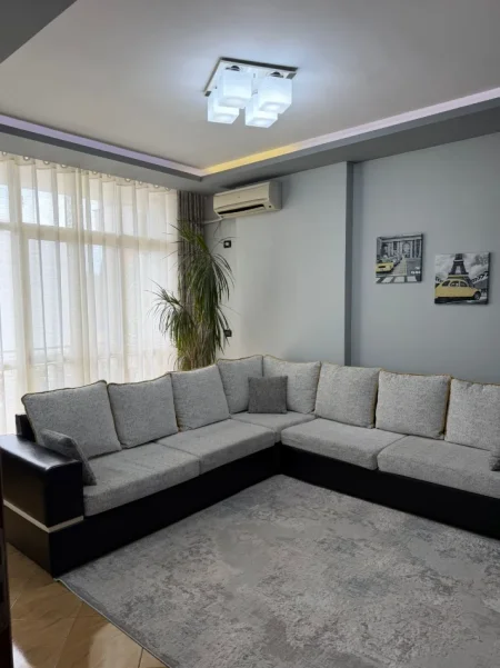 Tirane, jepet me qera apartament 2+1+Ballkon Kati 5, 115 m² 550 € (Astir)
