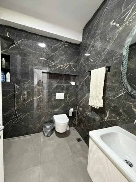 Tirane, jepet me qera apartament 2+1+Ballkon Kati 10, 90 m² 600 € (Golden Park 3) prane Rruges se Kavajes