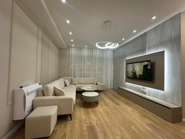 Tirane, jepet me qera apartament 1+1+Ballkon Kati 3, 85 m² 900 €