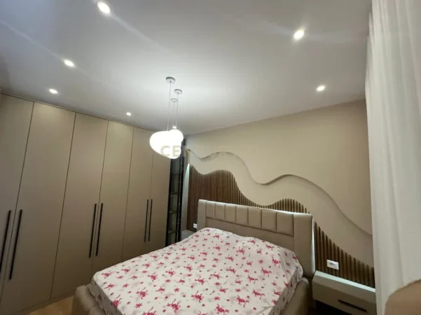 Tirane, jepet me qera apartament 1+1+Ballkon Kati 3, 85 m² 900 €
