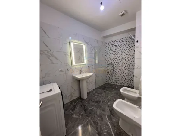 Tirane, jepet me qera apartament 2+1+Ballkon Kati 6, 75 m² 550 € (Pallati me Shigjeta)