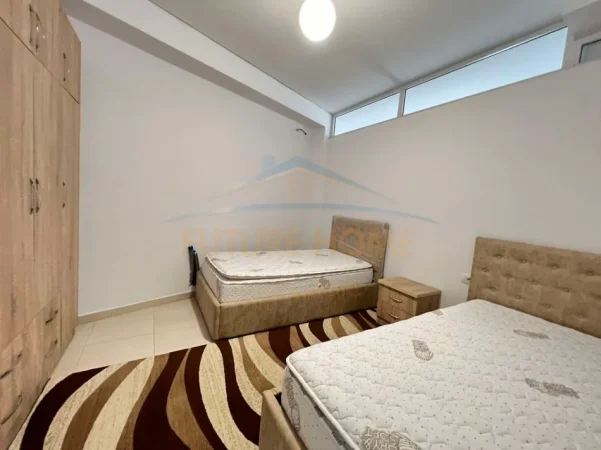 Tirane, jepet me qera apartament 2+1+Ballkon Kati 6, 75 m² 550 € (Pallati me Shigjeta)