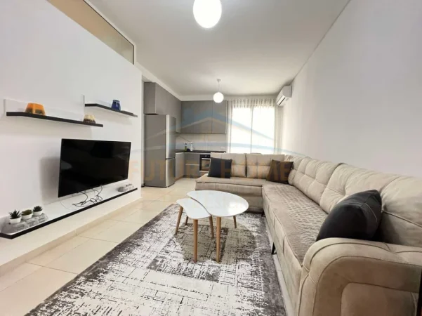 Tirane, jepet me qera apartament 2+1+Ballkon Kati 6, 75 m² 550 € (Pallati me Shigjeta)
