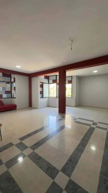 Tirane, jepet me qera ambjent biznesi Kati 1, 120 m² 950 € (Rruga e durresit)