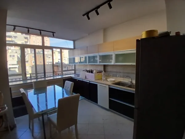 Tirane, jepet me qera apartament 2+1 Kati 2, 114 m² 800 € (Liqeni thate)