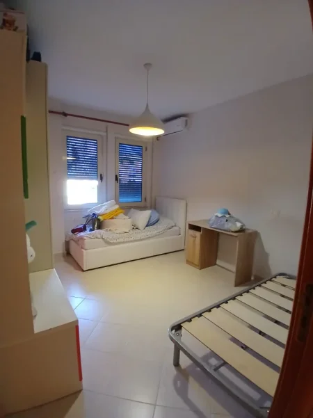Tirane, jepet me qera apartament 2+1 Kati 2, 114 m² 800 € (Liqeni thate)