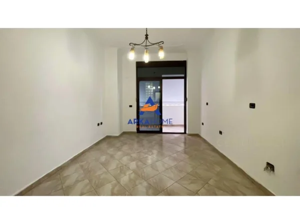 Tirane, jepet me qera ambjent biznesi Kati 1, 95 m² 850 € 