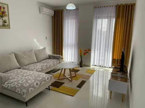 Tirane, jepet me qera apartament 1+1+Ballkon Kati 5, 65 m² 500 € (Kompleksi Arlis, pranë Farmacia 10)
