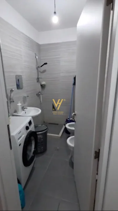 Tirane, jepet me qera apartament 1+1+Ballkon Kati 5, 70 m² 620 € (ISH PARKU)