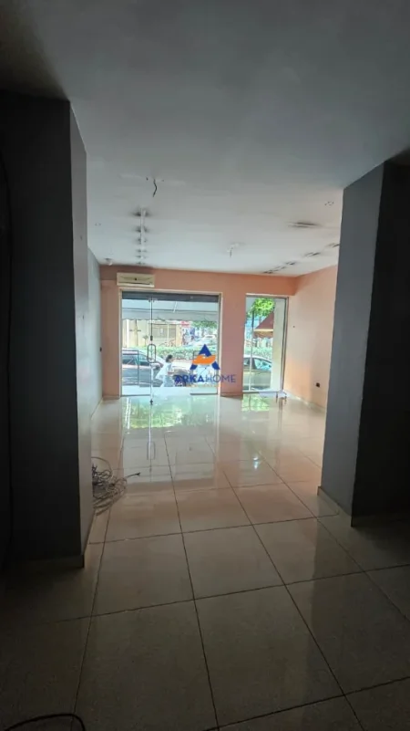 Tirane, jepet me qera ambjent biznesi Kati 0, 34 m² 857 € 