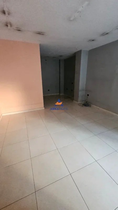 Tirane, jepet me qera ambjent biznesi Kati 0, 34 m² 857 € 