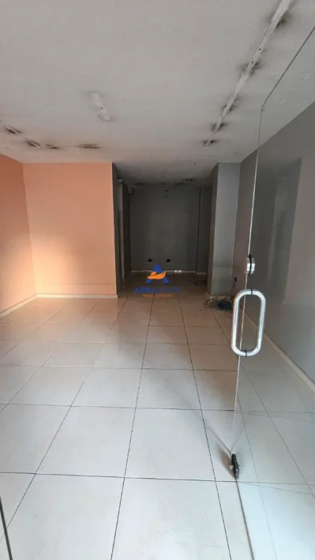 Tirane, jepet me qera ambjent biznesi Kati 0, 34 m² 857 € 