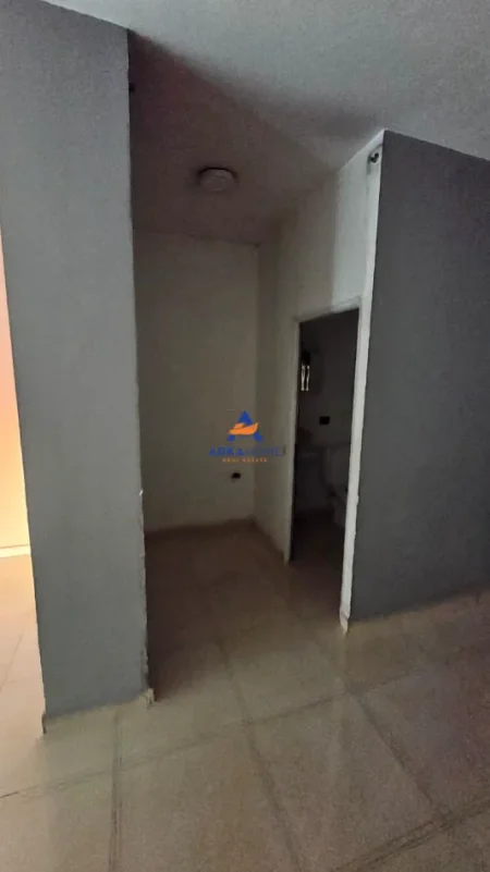 Tirane, jepet me qera ambjent biznesi Kati 0, 34 m² 857 € 
