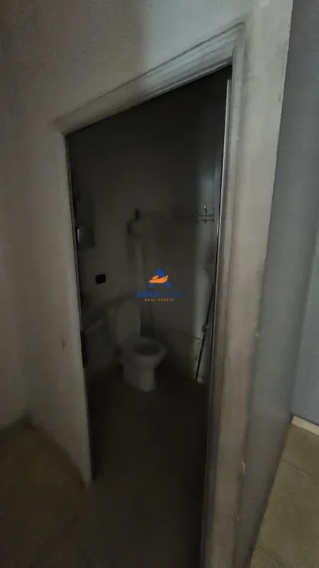 Tirane, jepet me qera ambjent biznesi Kati 0, 34 m² 857 € 