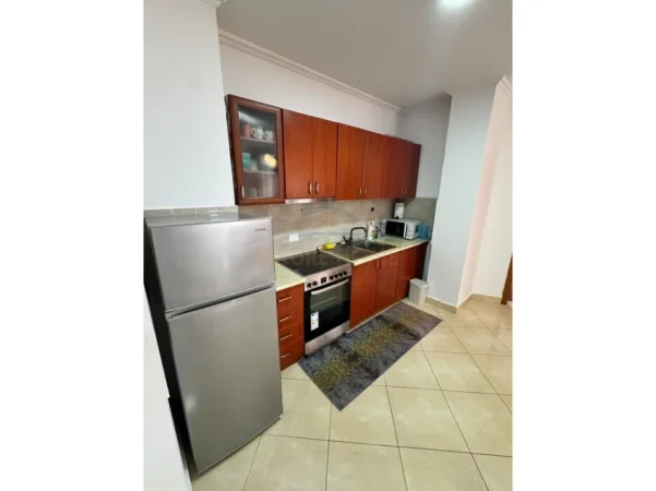 Tirane, jepet me qera apartament 2+1 Kati 9, 100 m² 650 € (RRUGA E BARRIKADAVE)