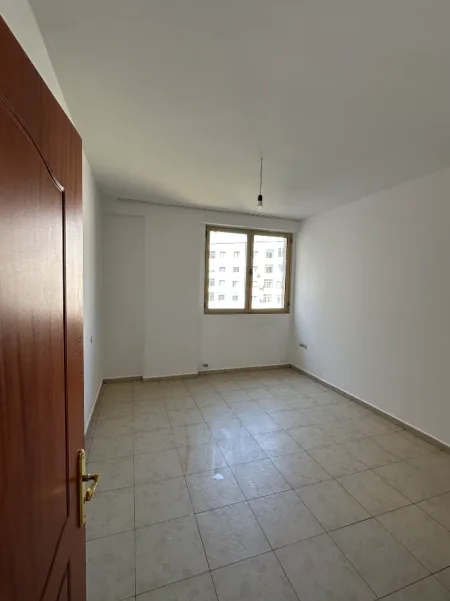 Tirane, jepet me qera apartament 1+1 Kati 4, 70 m² 300 €