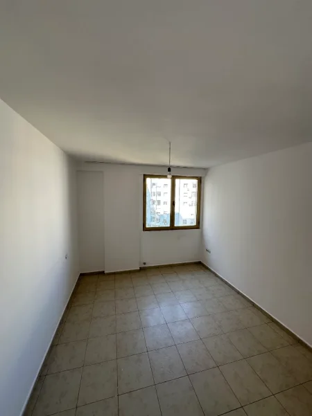 Tirane, jepet me qera apartament 1+1 Kati 4, 70 m² 300 €