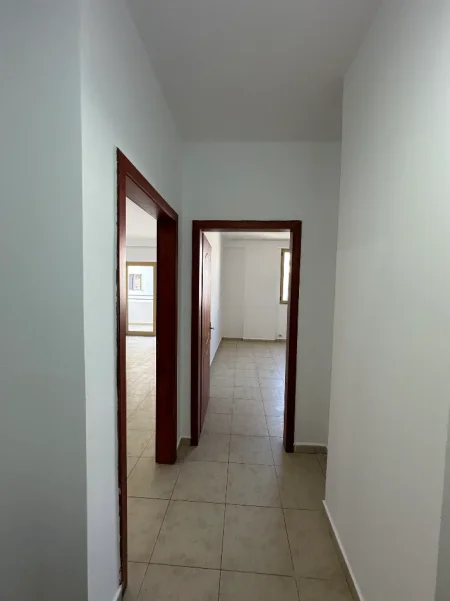 Tirane, jepet me qera apartament 1+1 Kati 4, 70 m² 300 €
