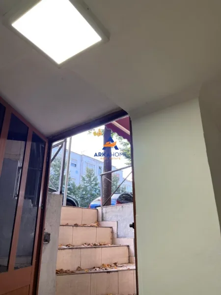 Tirane, jepet me qera ambjent biznesi Kati 0, 25 m² 321 € 