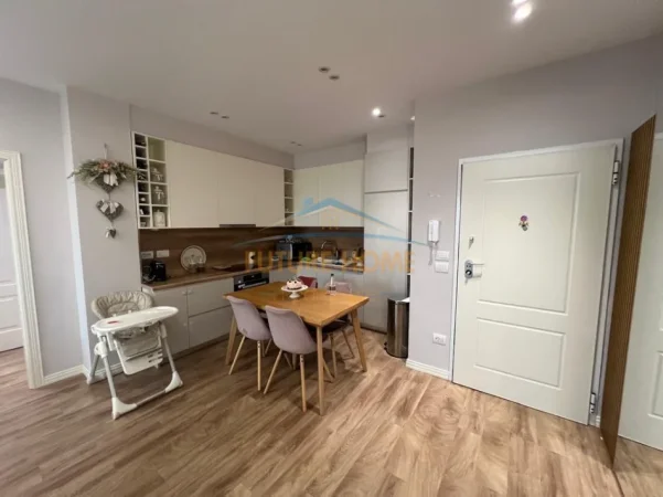 Durres, jepet me qera apartament Kati 6, 76 m² 650 € (Shkembi Kavajes, Durres)