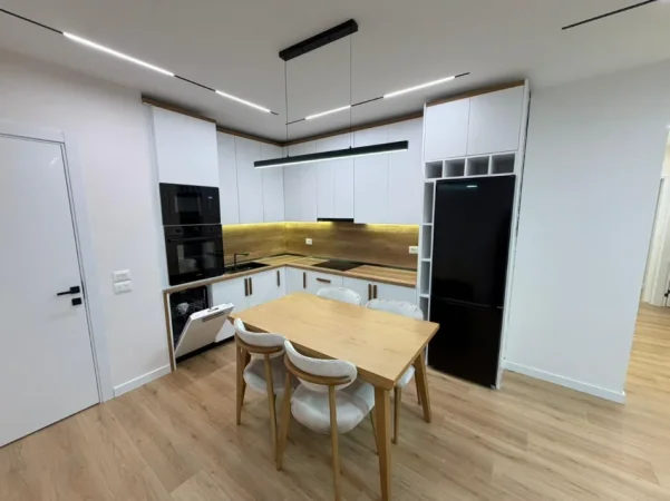 Tirane, jepet me qera apartament 2+1+Ballkon Kati 2, 110 m² (YZBERISHT)