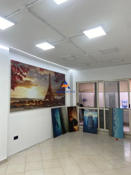 Tirane, jepet me qera ambjent biznesi Kati 3, 76 m² 700 € 
