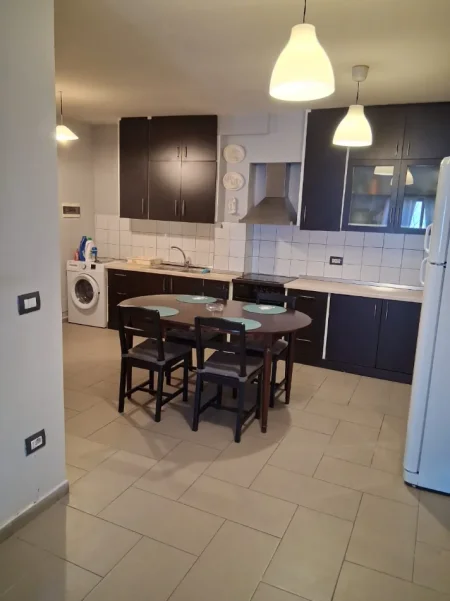 Tirane, jepet me qera apartament 2+1+Ballkon Kati 4, 103 m² 720 € (Shkolla Arben Broci Myslym Shyri)