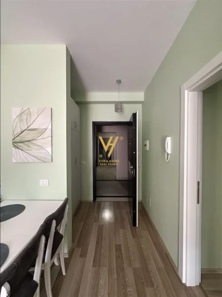 Tirane, jepet me qera apartament 1+1+Ballkon Kati 3, 60 m² 700 € (QENDER)