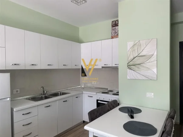Tirane, jepet me qera apartament 1+1+Ballkon Kati 3, 60 m² 700 € (QENDER)