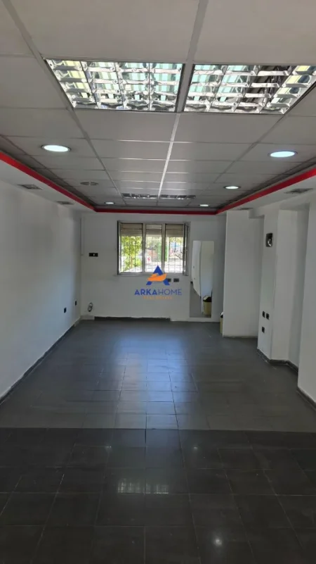 Tirane, shitet dyqan Kati 0, 40 m² 115.000 € 
