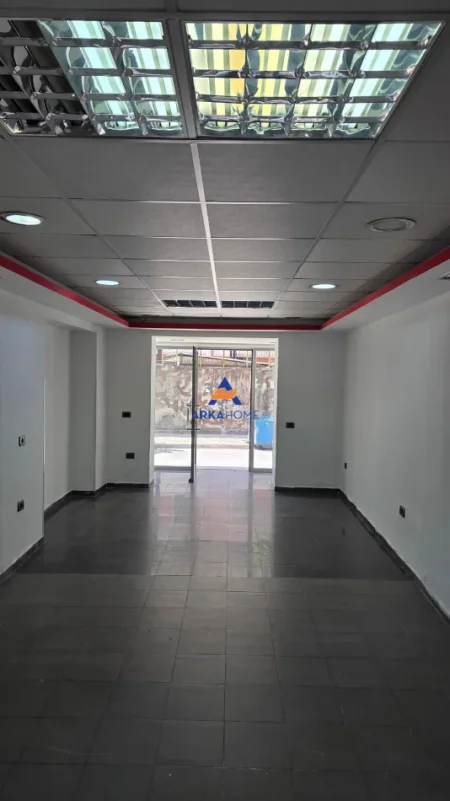 Tirane, shitet dyqan Kati 0, 40 m² 115.000 € 