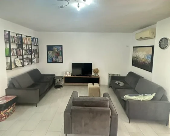 Tirane, jepet me qera apartament 2+1+Aneks+Ballkon Kati 2, 101 m² 800 € (rruga e kavajes , 21 Dhjetori)