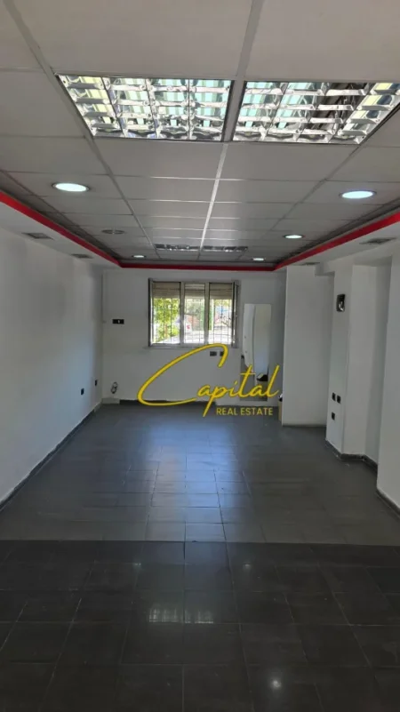 Tirane, shitet dyqan Kati 0, 40 m² 115.000 € (SHKOLLA E BASHKUAR)