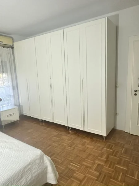 Tirane, jepet me qera apartament 2+1+Aneks+Ballkon Kati 2, 101 m² 800 € (zogu i zi)