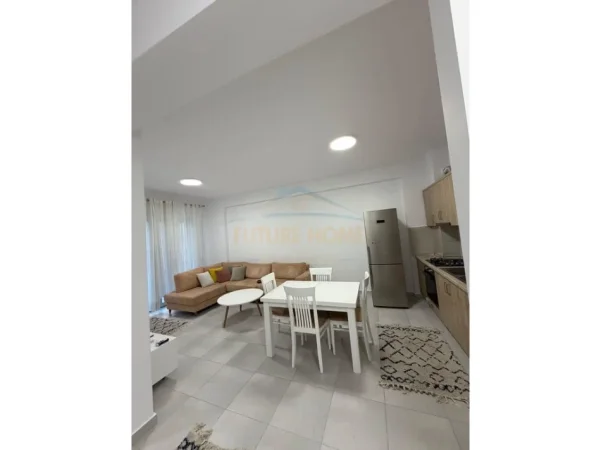 Tirane, jepet me qera apartament 2+1+Ballkon Kati 5, 88 m² 600 € (Kompleksi Golden park)
