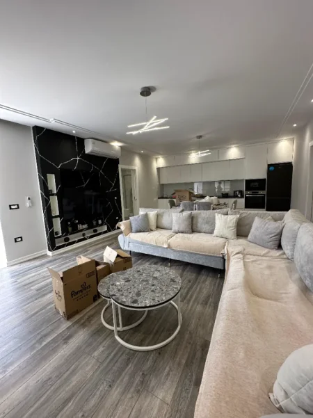 Tirane, jepet me qera apartament 2+1+Ballkon Kati 2, 100 m² 650 € (Porcelan prane " Universitetit Europian ")