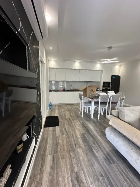 Tirane, jepet me qera apartament 2+1+Ballkon Kati 2, 100 m² 650 € (Porcelan prane " Universitetit Europian ")