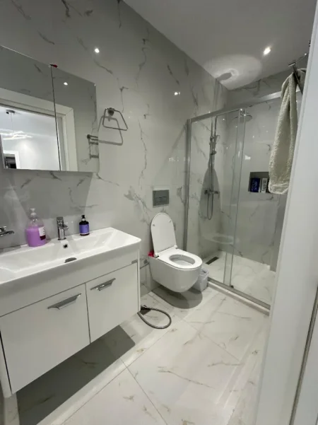 Tirane, jepet me qera apartament 2+1+Ballkon Kati 2, 100 m² 650 € (Porcelan prane " Universitetit Europian ")