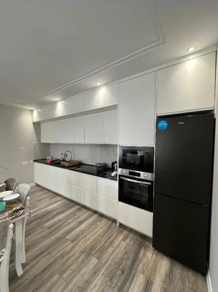 Tirane, jepet me qera apartament 2+1+Ballkon Kati 2, 100 m² 650 € (Porcelan prane " Universitetit Europian ")