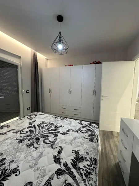 Tirane, jepet me qera apartament 2+1+Ballkon Kati 2, 100 m² 650 € (Porcelan prane " Universitetit Europian ")