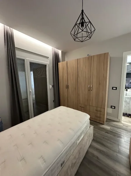 Tirane, jepet me qera apartament 2+1+Ballkon Kati 2, 100 m² 650 € (Porcelan prane " Universitetit Europian ")