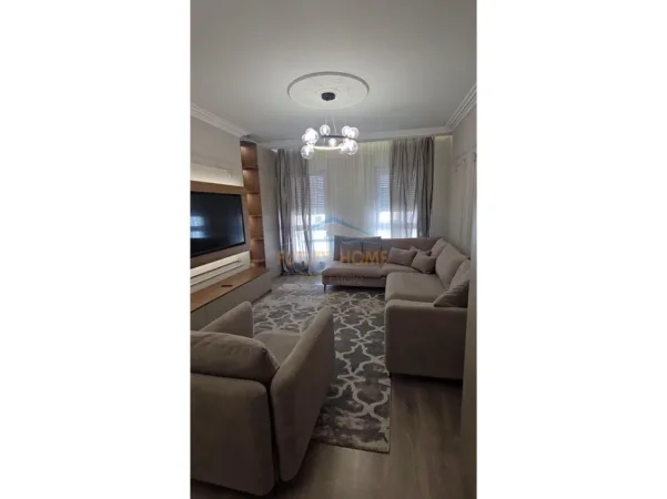 Tirane, jepet me qera apartament 1+1+Ballkon Kati 5, 68 m² 650 € (Kompleksi Kontakt)