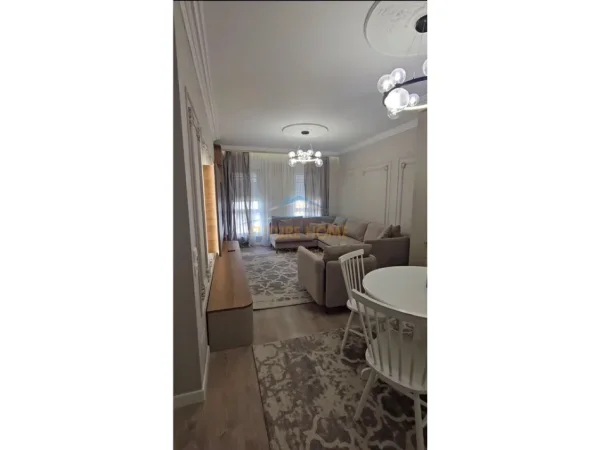 Tirane, jepet me qera apartament 1+1+Ballkon Kati 5, 68 m² 650 € (Kompleksi Kontakt)