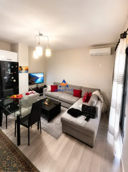 Tirane, jepet me qera apartament 1+1+Ballkon Kati 4, 69 m² 535 € 